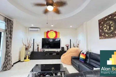 Casa de 3 dormitorios en Jomtien Beach, Pattaya, Tailandia № 210816 - foto 9