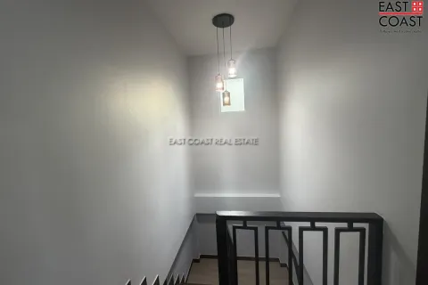 Casa de 4 dormitorios en Pattaya, Tailandia № 212302 - foto 4
