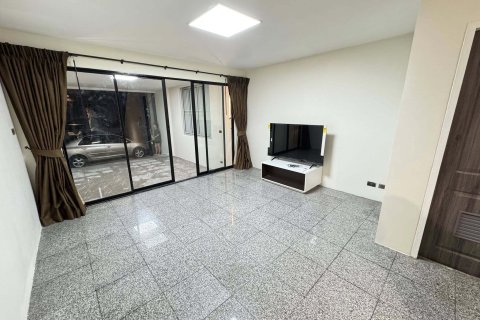 Townhouse in Bangkok, Thailand 4 bedrooms № 169468 - photo 2