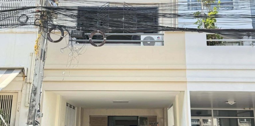 Townhouse in Bangkok, Thailand 4 bedrooms № 169468