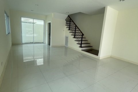 Townhouse in Lat Krabang, Bangkok, Thailand 3 bedrooms № 137936 - photo 3