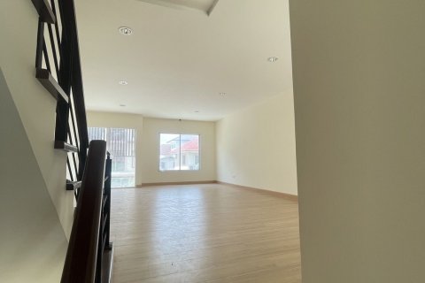 Townhouse in Lat Krabang, Bangkok, Thailand 3 bedrooms № 137936 - photo 7