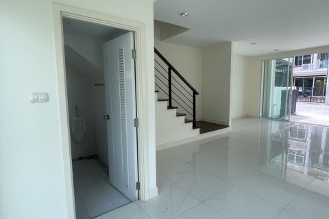 Townhouse in Lat Krabang, Bangkok, Thailand 3 bedrooms № 137936 - photo 5