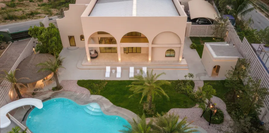 Villa in Pattaya, Thailand 4 bedrooms № 155718