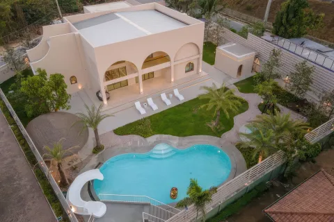 Villa in Pattaya, Thailand 4 bedrooms № 155718 - photo 2