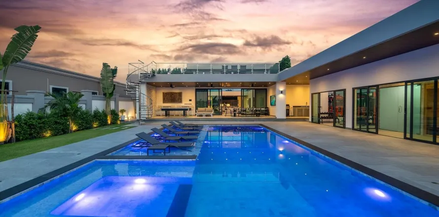 Villa in Pattaya, Thailand 6 bedrooms № 155721