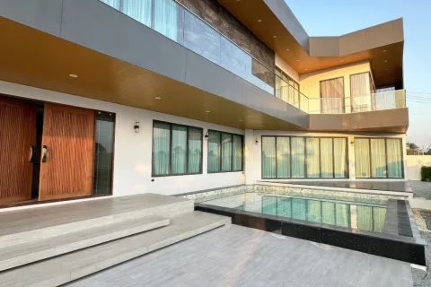 Villa in Pattaya, Thailand 7 bedrooms № 155719 - photo 1