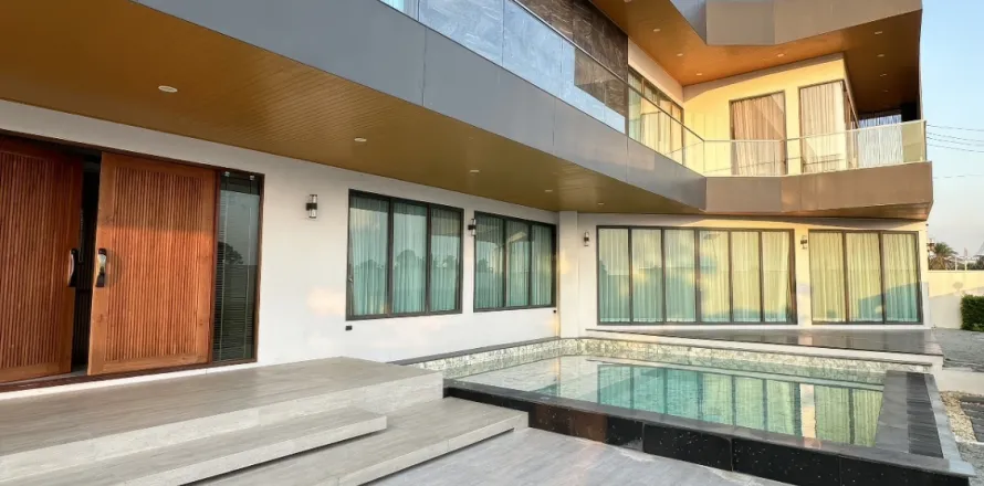 Villa in Pattaya, Thailand 7 bedrooms № 155719