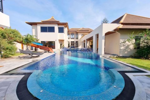 Maison à Pattaya, Thaïlande 7 chambres № 196727