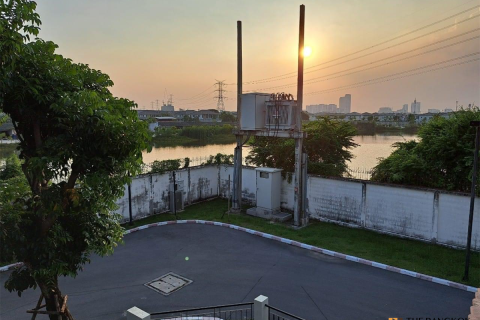 House in Bangkok, Thailand 5 bedrooms № 188996