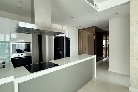 Condo in Pathum Wan, Bangkok, Thailand, 3 bedrooms № 201264 - photo 4