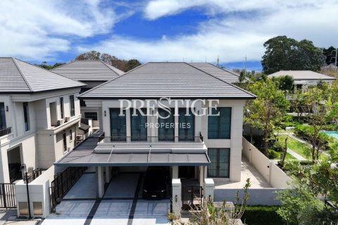 House in Pattaya, Thailand 4 bedrooms № 197681