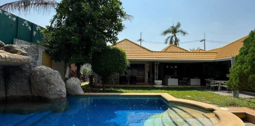 Villa in Pattaya, Thailand 5 bedrooms № 233650