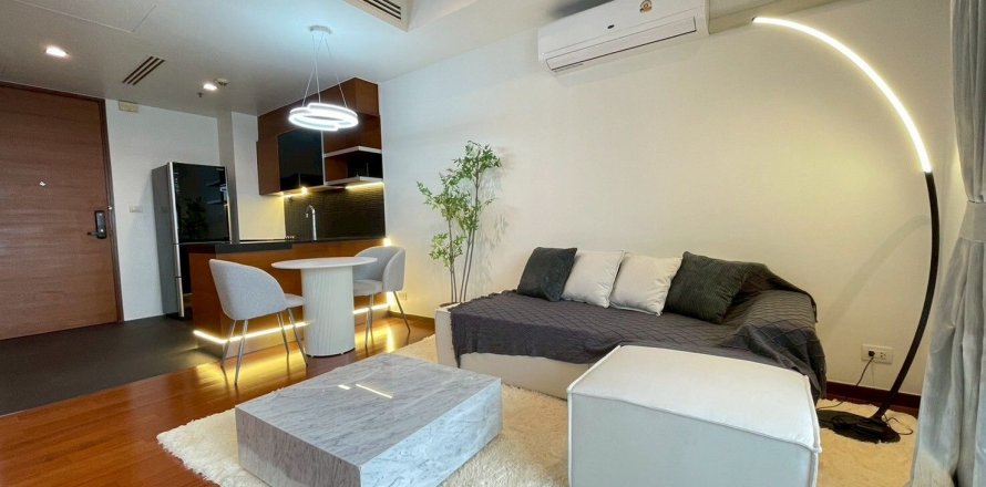 Condo in Khlong Toei, Bangkok, Thailand, 2 bedrooms  № 138403