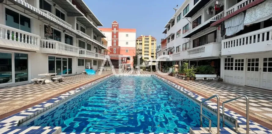 Adosado de 5 dormitorios en Pattaya, Tailandia № 211854