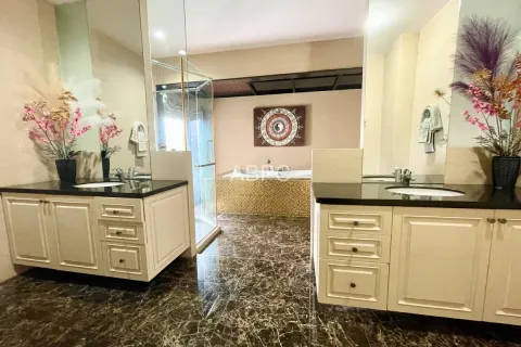 Casa de 5 dormitorios en Pattaya, Tailandia № 211852 - foto 10