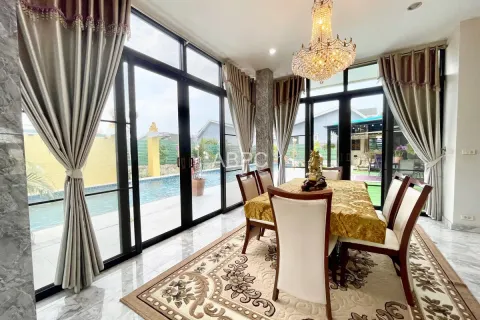 Casa de 5 dormitorios en Pattaya, Tailandia № 211852 - foto 5