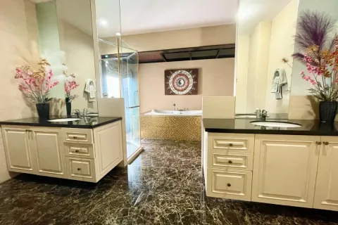 Casa de 5 dormitorios en Pattaya, Tailandia № 211852 - foto 17
