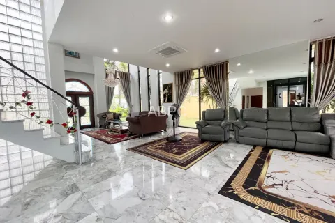 Casa de 5 dormitorios en Pattaya, Tailandia № 211852 - foto 4