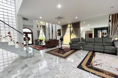 Casa de 5 dormitorios en Pattaya, Tailandia № 211852 - foto 14