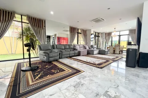 Casa de 5 dormitorios en Pattaya, Tailandia № 211852 - foto 12