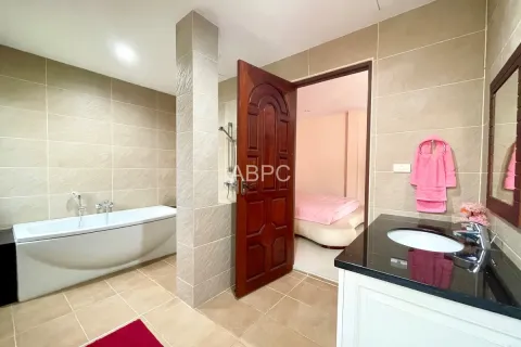 Casa de 5 dormitorios en Pattaya, Tailandia № 211852 - foto 9
