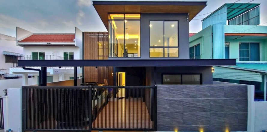 House in Phra Khanong, Bangkok, Thailand 3 bedrooms № 163284