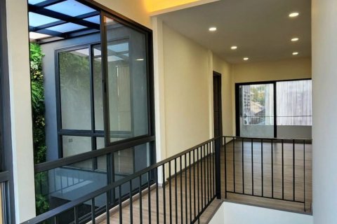 House in Phra Khanong, Bangkok, Thailand 3 bedrooms № 163284 - photo 9