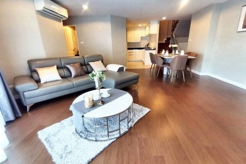 Duplex in Huai Khwang, Bangkok, Thailand 5 bedrooms № 119040 - photo 1