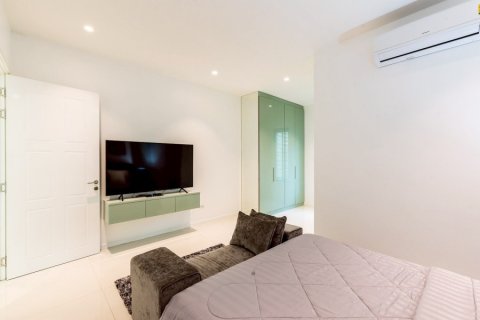 House in Hua Hin, Thailand 3 bedrooms № 175609 - photo 12