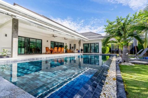 House in Hua Hin, Thailand 3 bedrooms № 175609 - photo 2