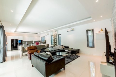 House in Hua Hin, Thailand 3 bedrooms № 175609 - photo 6