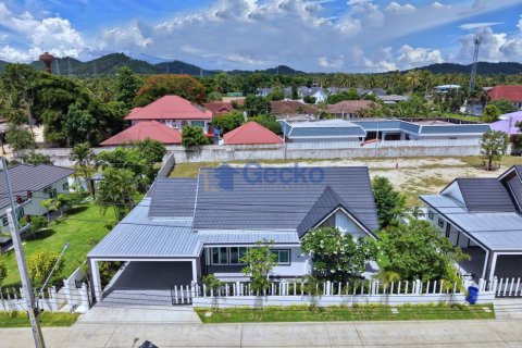 House in Pattaya, Thailand 3 bedrooms № 199593 - photo 2