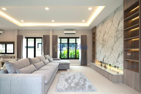 House in Pattaya, Thailand 3 bedrooms № 199591 - photo 9