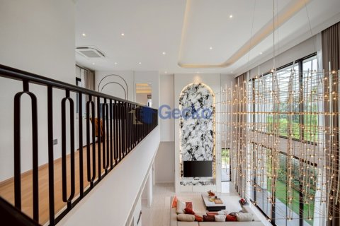 House in Pattaya, Thailand 4 bedrooms № 199596 - photo 7
