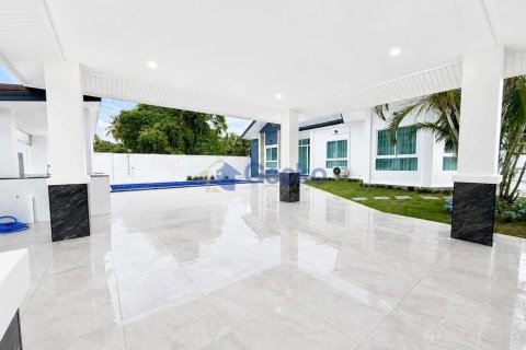 House in Pattaya, Thailand 3 bedrooms № 199592 - photo 15