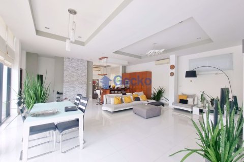 House in Pattaya, Thailand 3 bedrooms № 196816 - photo 19