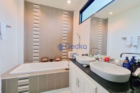 House in Pattaya, Thailand 3 bedrooms № 196816 - photo 12