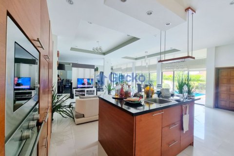 House in Pattaya, Thailand 3 bedrooms № 196816 - photo 8