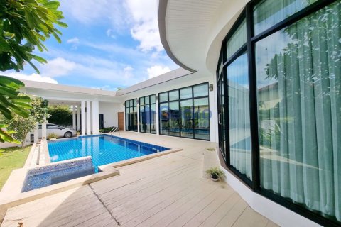 House in Pattaya, Thailand 3 bedrooms № 196816 - photo 3