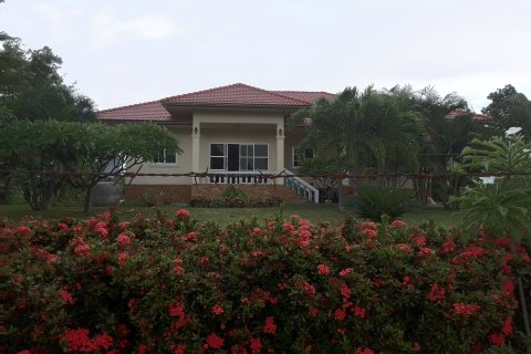 Villa à Khon Kaen, Thaïlande 4 chambres № 160396