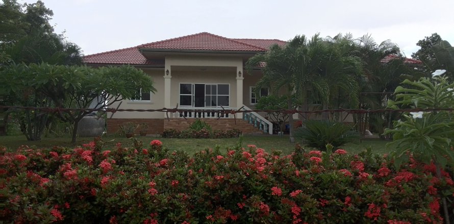 Villa à Khon Kaen, Thaïlande 4 chambres № 160396