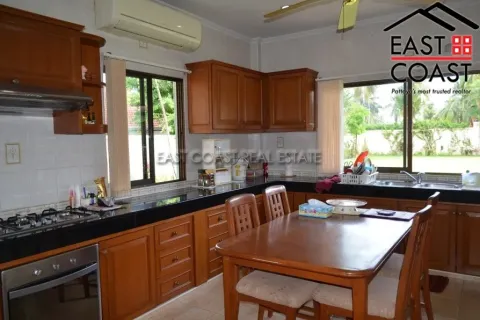 Casa de 4 dormitorios en Pattaya, Tailandia № 213062 - foto 14