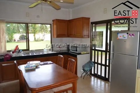 Casa de 4 dormitorios en Pattaya, Tailandia № 213062 - foto 15