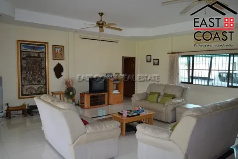Casa de 4 dormitorios en Pattaya, Tailandia № 213062 - foto 17