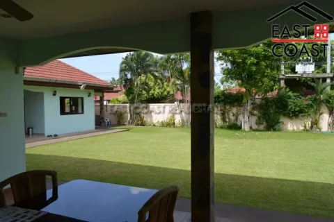 Casa de 4 dormitorios en Pattaya, Tailandia № 213062 - foto 11