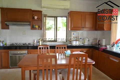 Casa de 4 dormitorios en Pattaya, Tailandia № 213062 - foto 13