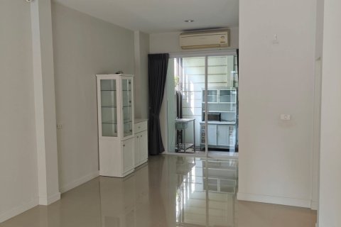 Townhouse in Lat Phrao, Bangkok, Thailand 3 bedrooms № 163601 - photo 6