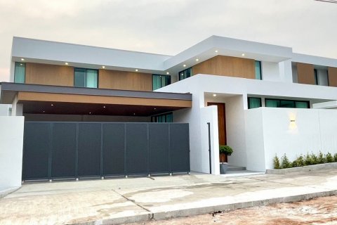 House in Pattaya, Thailand 5 bedrooms № 146013 - photo 2