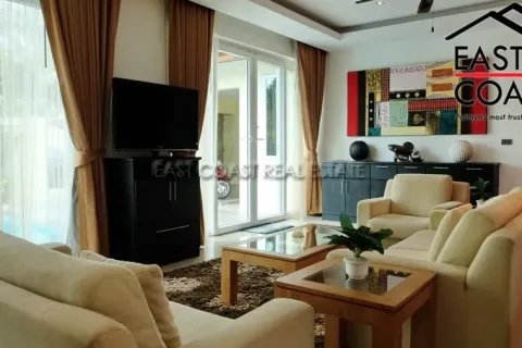 Casa de 4 dormitorios en Pattaya, Tailandia № 213359 - foto 3
